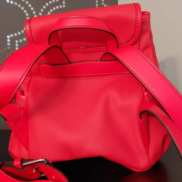 Beautiful Red Guess backpack - Picture 2 of 5